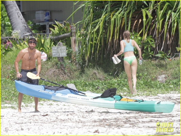 Брэдли Купер развлекается со своей молодой пассией на Гавайях (ФОТО)