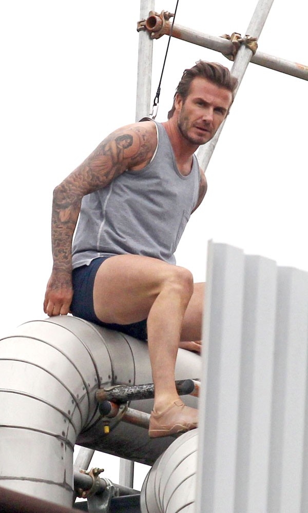 Дэвид Бекхэм прыгает по крышам в одних трусах (ФОТО)