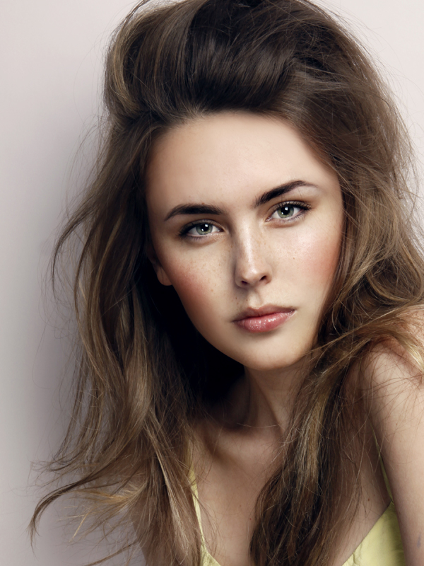 Vogue Fashion’s Night Out: Макияж без единого прикосновения к лицу