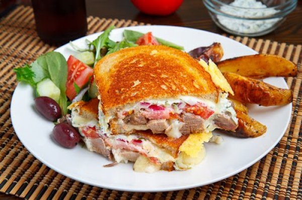 Горячие бутерброды на завтрак: Три вкусные идеи