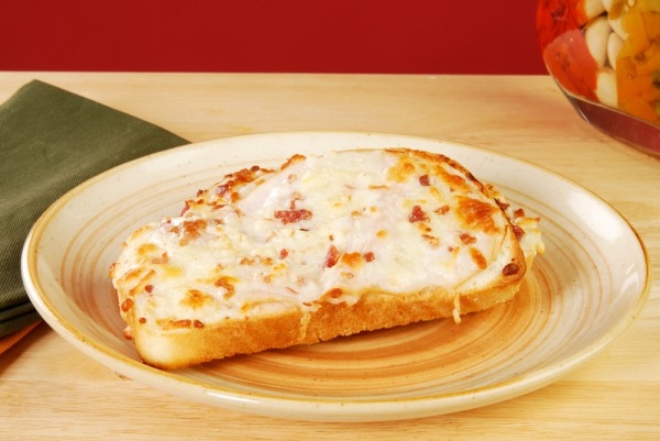 Горячие бутерброды на завтрак: Три вкусные идеи