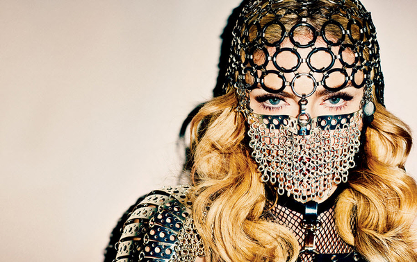 Кольчуга и мечи: Мадонна снялась в фотосессии для модного глянца