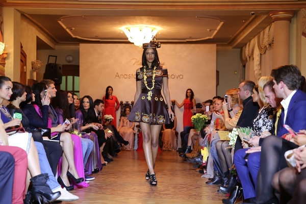 Сладкая жизнь: Шоколадное платье закрыло показ Анастасии Ивановой