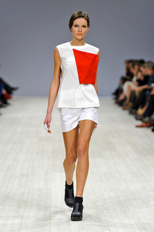 Обмотанные пальцы и сердца-квадраты: Коллекция Елены Бурениной