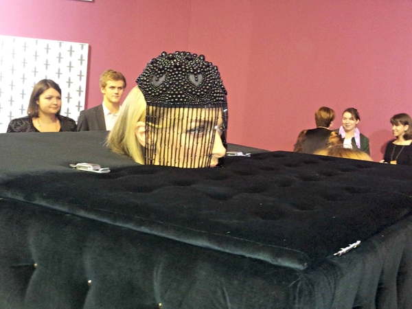 На UFW Василису Фролову поставили в куб и разрешили всем ее трогать