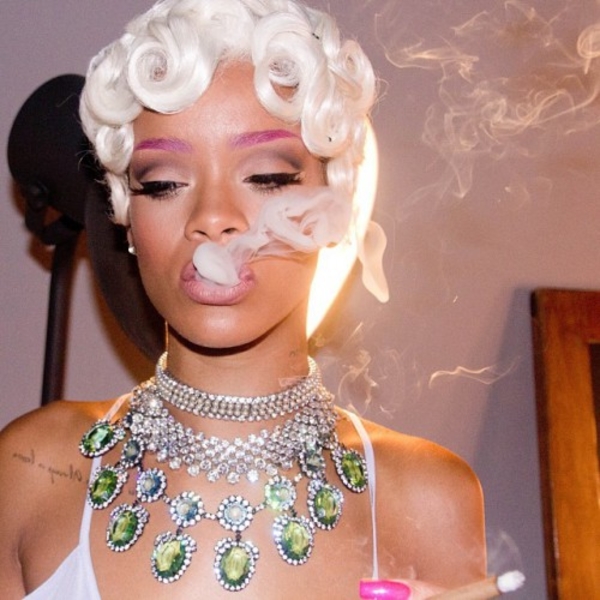 Рианна набила традиционную полинезийскую татуировку (ВИДЕО)