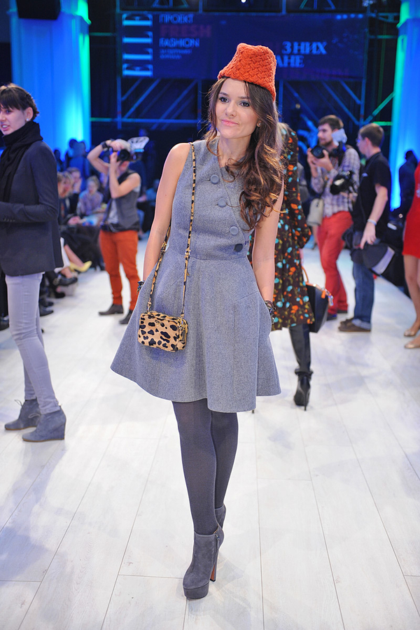 Шляпки, принты и костыли: Street Style второго дня UFW