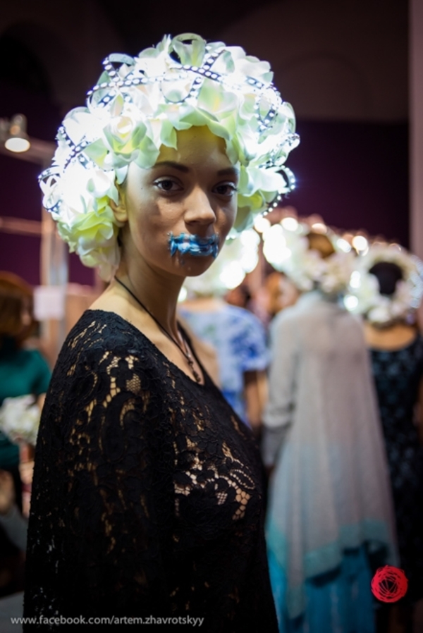 Сияющие головы и голубая помада: Новая коллекция от Алексея Залевского