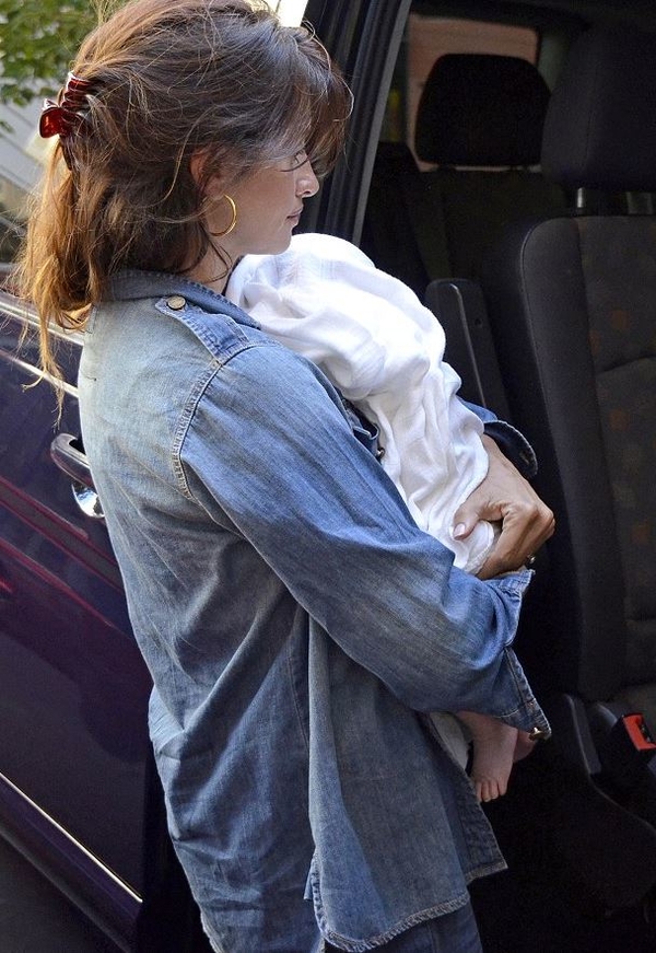 В Сеть попали первые фото дочери Пенелопы Крус