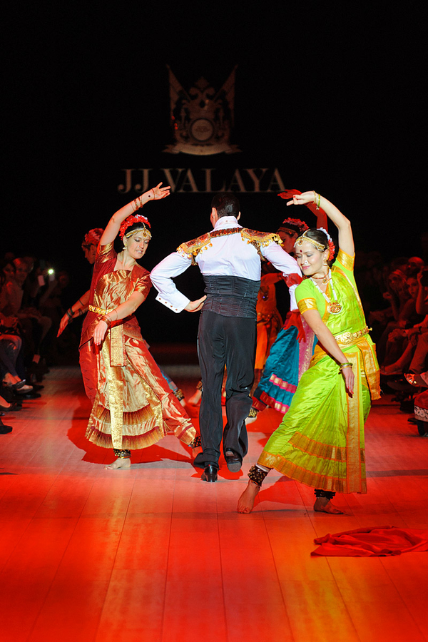 Экзотика на подиуме: Модное шоу из Индии закрыло UFW