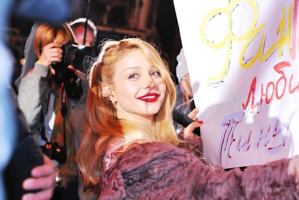 Смелый образ: Тина Кароль удивила поклонников розовой шубой (ФОТО)