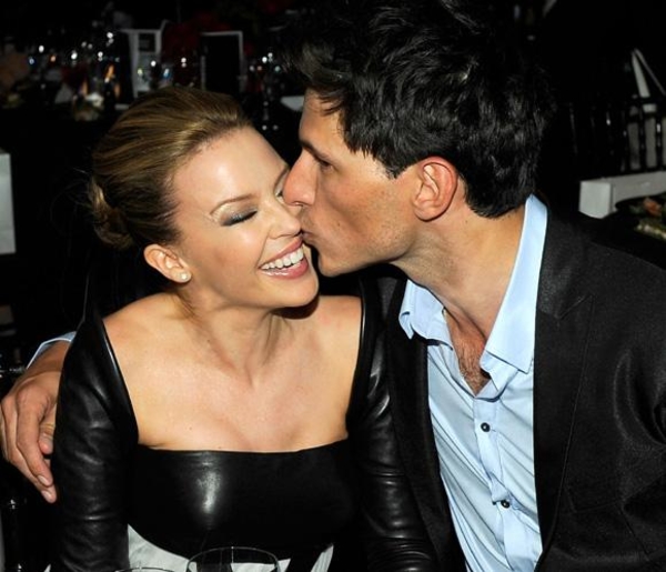 Парень 45-летней Кайли Миноуг променял ее на девушку помоложе