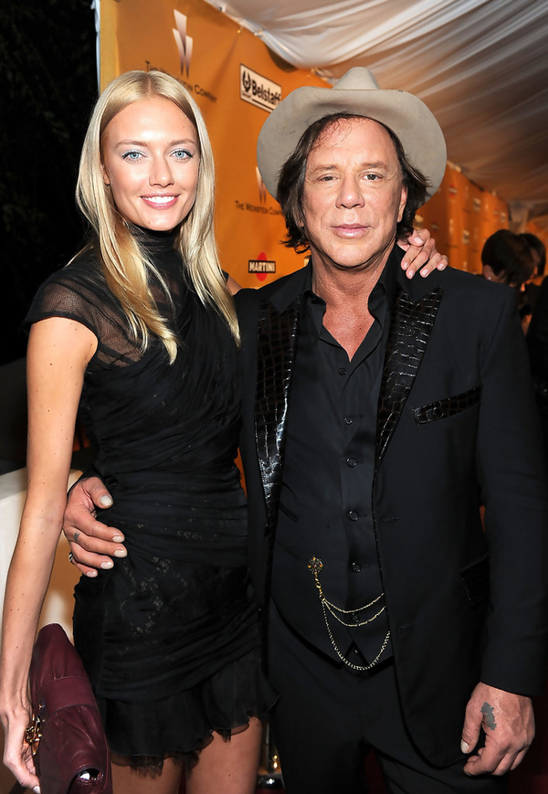 Микки Рурк засветился на публике с молодой российской моделью