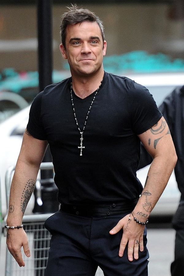 Робби Уильямс "проплыл" улицами Лос-Анджелеса: Новый клип Go Gentle