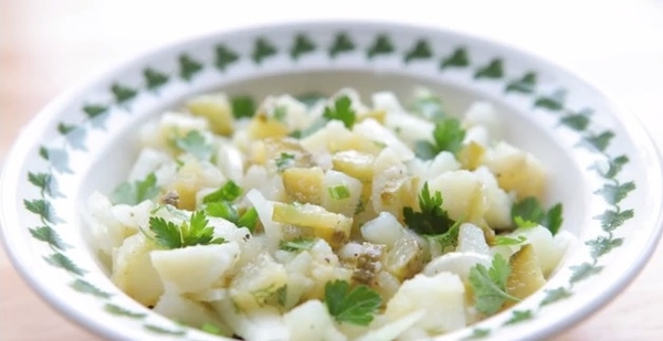 Как приготовить картофельный салат (ВИДЕО)