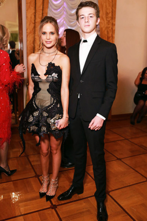 Глюкоза нарушила дресс-код: Пришла на бал в коротком платье (ФОТО)