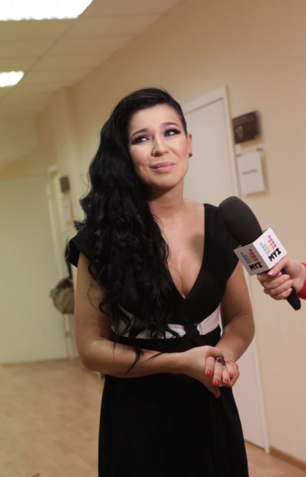 Хочу в ВИА Гру: Елка вышла на сцену в наряде с глубоким декольте