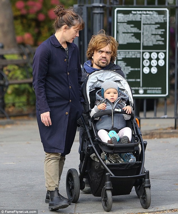 ФОТО дня: Питер Динклэйдж прогуливается с семьей на Манхэттене
