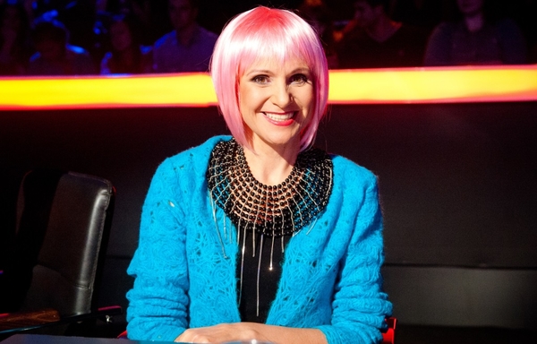 Звезда серила Сваты прячет волосы под париками