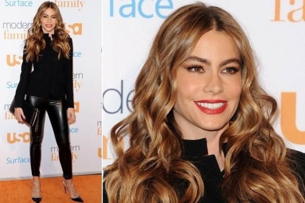 Как носить кожаные брюки: Модная идея от Софии Вергары