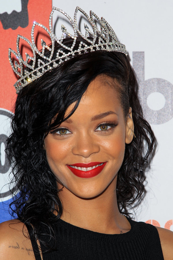 Певица Рианна исправила неудачную татуировку (ФОТО)