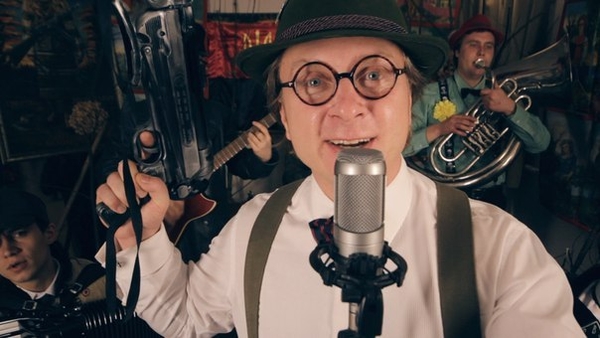 Антон Мухарский считает, что жена ревнует его