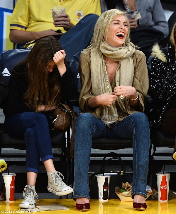 Beauty-конфуз: Шэрон Стоун переборщила с красной помадой