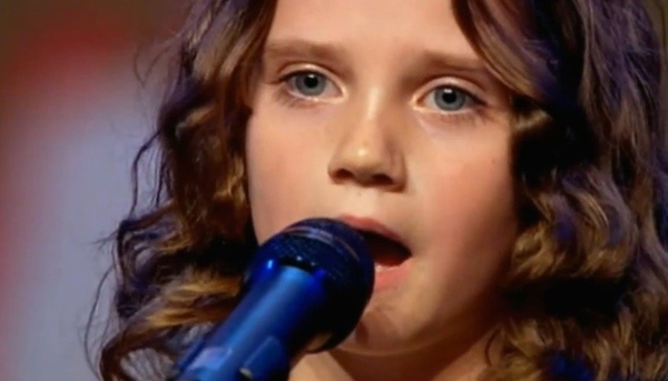 Маленькая девочка поразила всех, запев оперным голосом (ВИДЕО)