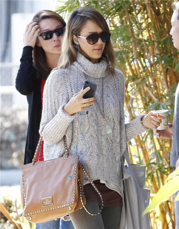 Мода 2013: Звезды в стильных свитерах