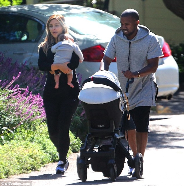 Ким Кардашян и Канье Уэст впервые показали дочь (ФОТО)