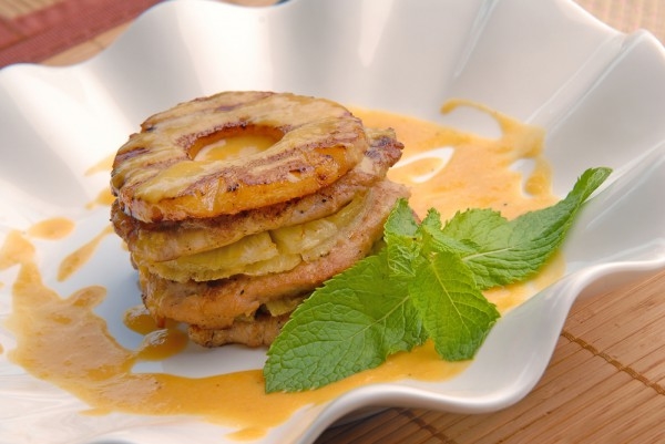 Как приготовить запеченную свинину с ананасами (ВИДЕО)