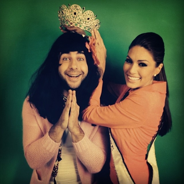 Иван Ургант примерил корону победительницы Мисс Вселенная 2013 (ФОТО)