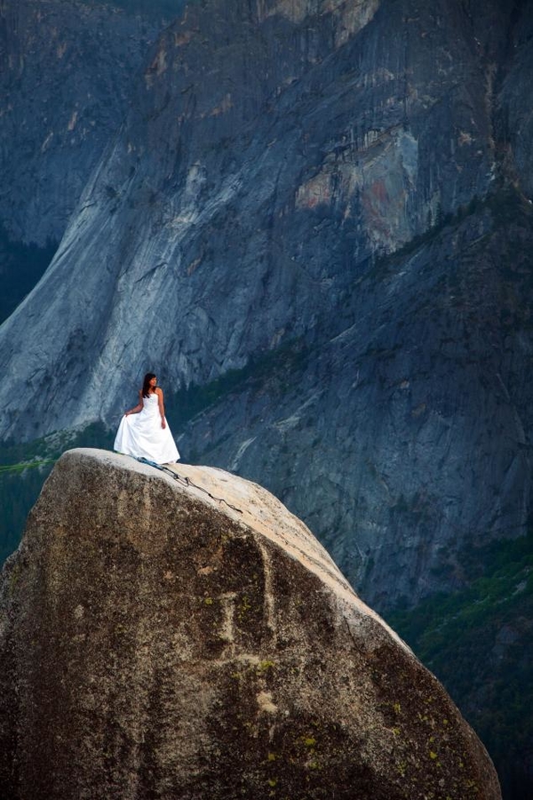 Любовь до гроба: Пара сыграла свадьбу на высоте 1000 метров