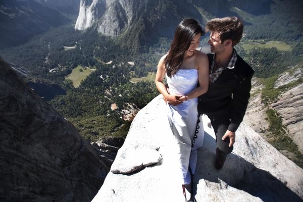 Любовь до гроба: Пара сыграла свадьбу на высоте 1000 метров