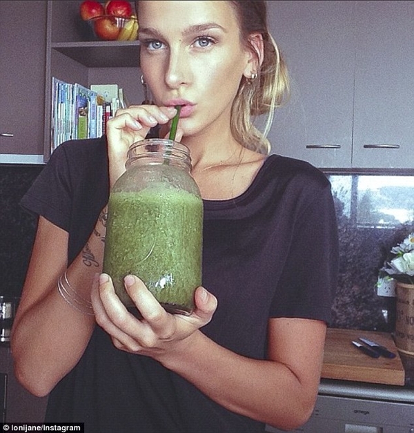 На шестом месяце беременности женщина ест одни бананы и хвастается худобой