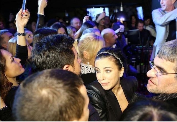 Ани Лорак чуть не задавили на открытии ресторана Лепса