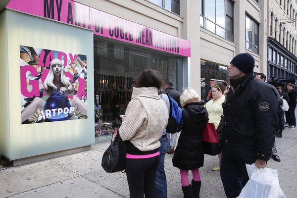 Lady GaGa опередила Эминема: Альбом ARTPOP возглавил британский чарт