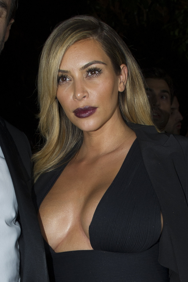 Ким Кардашян похвасталась фигурой в откровенном клипе