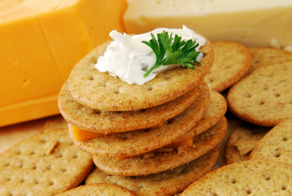 Как приготовить сырные крекеры (ВИДЕО)