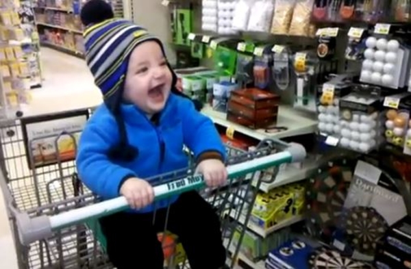Ребенок хохочет в супермаркете