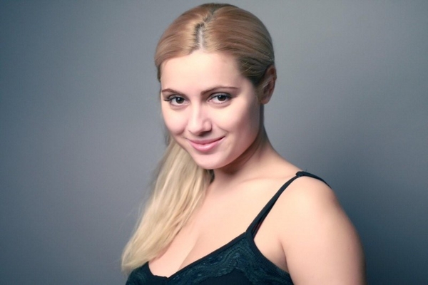 Звезда сериала Счастливы вместе сыграет с Умой Турман и Эштоном Катчером