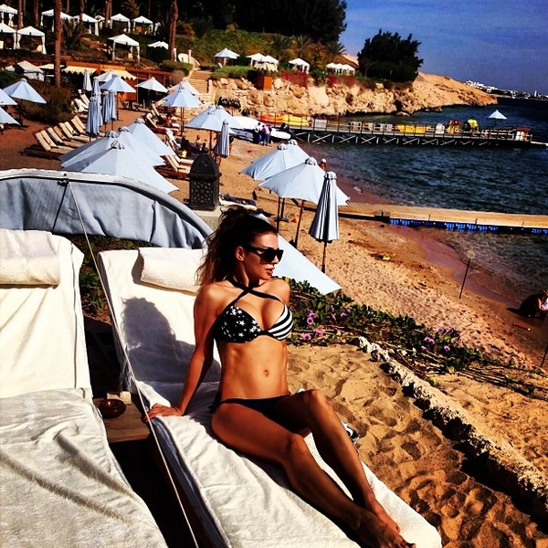 Аня Седокова разделась на пляже: Хвастаюсь булочками