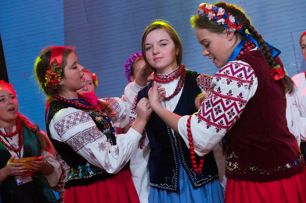 Участники Детского Евровидения 2013 танцевали украинский гопак и ели борщ