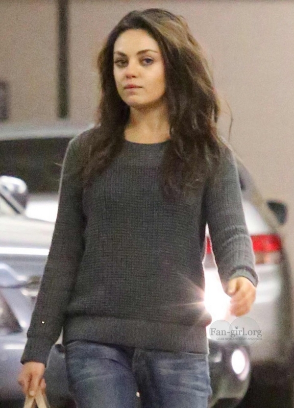 Мила Кунис удивила неряшливым видом