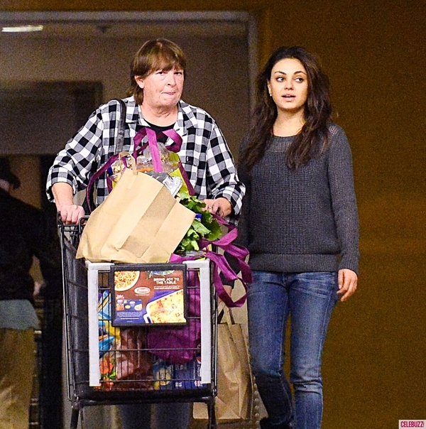 Мила Кунис ходит за покупками с мамой Эштона Катчера