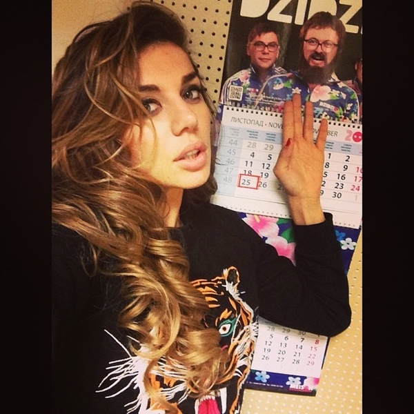 Анну Седокову официально приглашают на ужин к олигархам