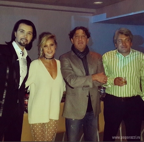 Глюкоза забыла надеть юбку и показала белье