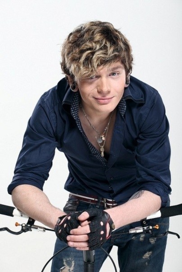 Александр Кривошапко болеет за своего друга в шоу Х-фактор 4