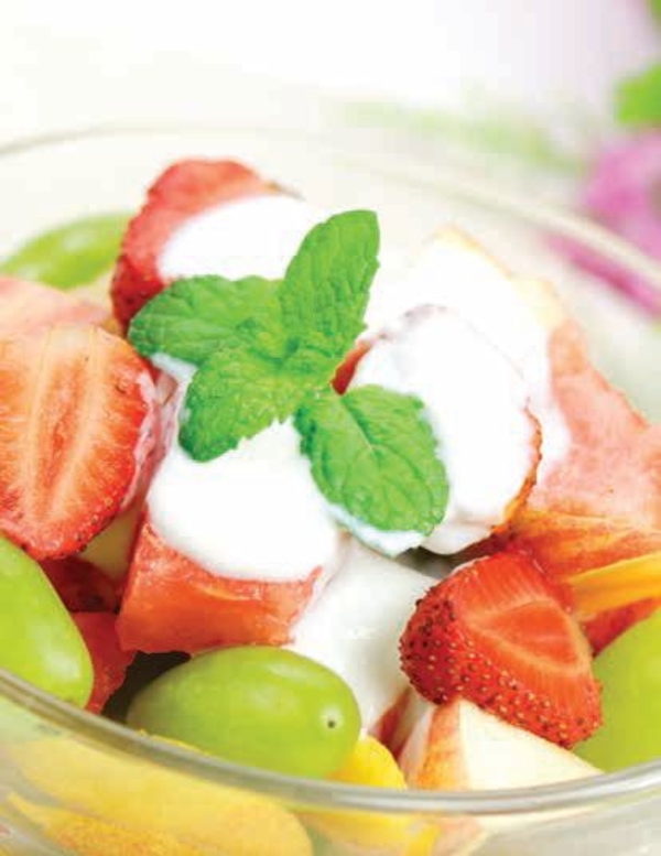 Салат яблочный с йогуртом и мятой