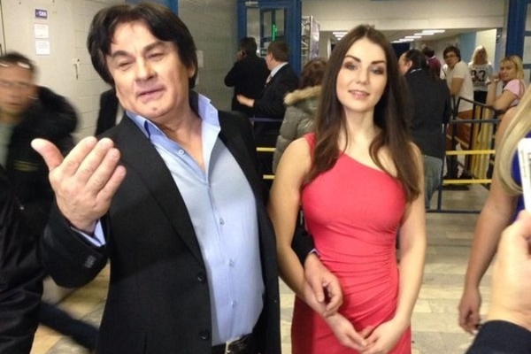 59-летний Александр Серов представил публике свою 17-летнюю любовницу